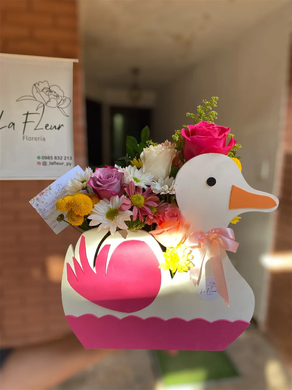 Arreglo de flores en forma de patito para nacimientos