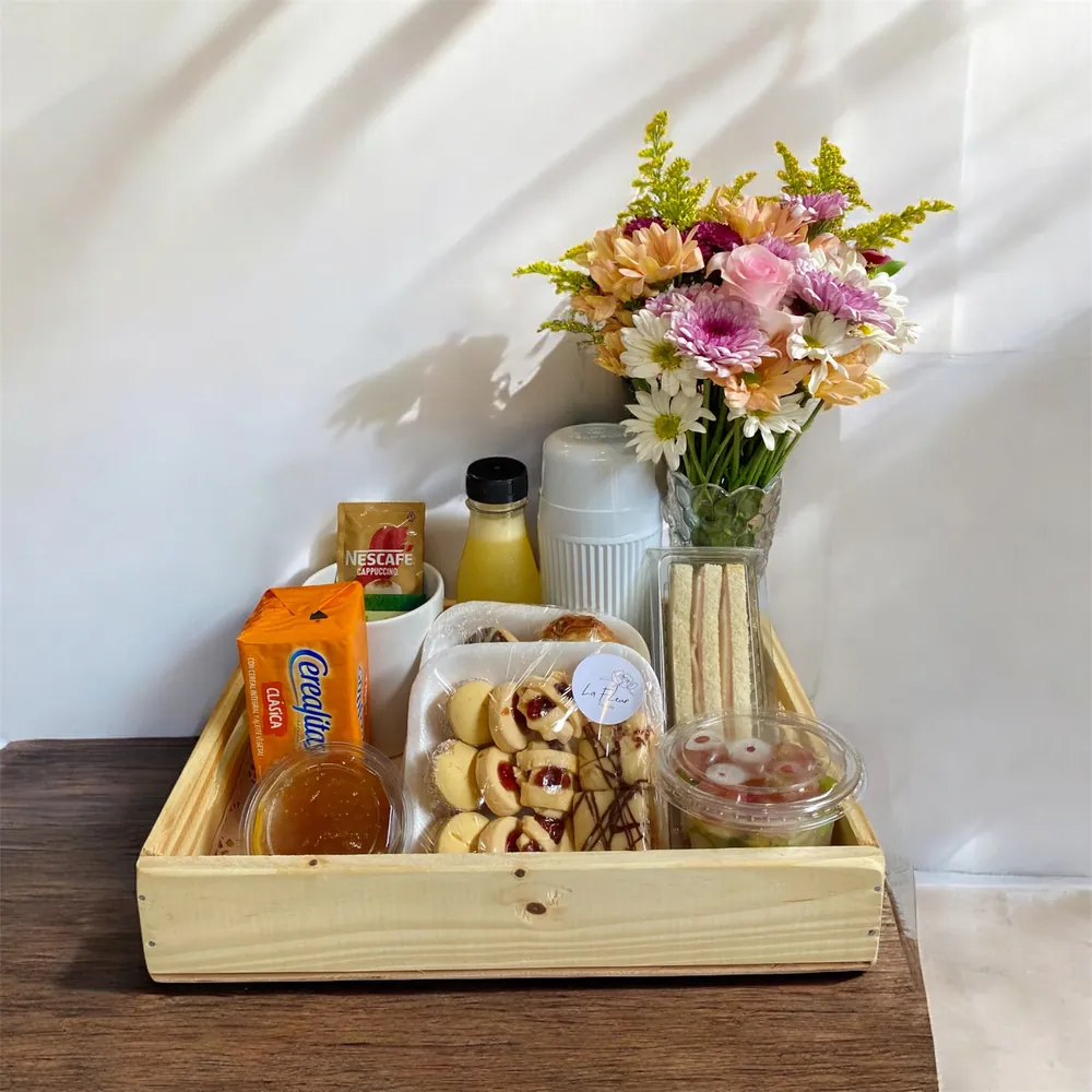 Canasta de desayuno con flores frescas