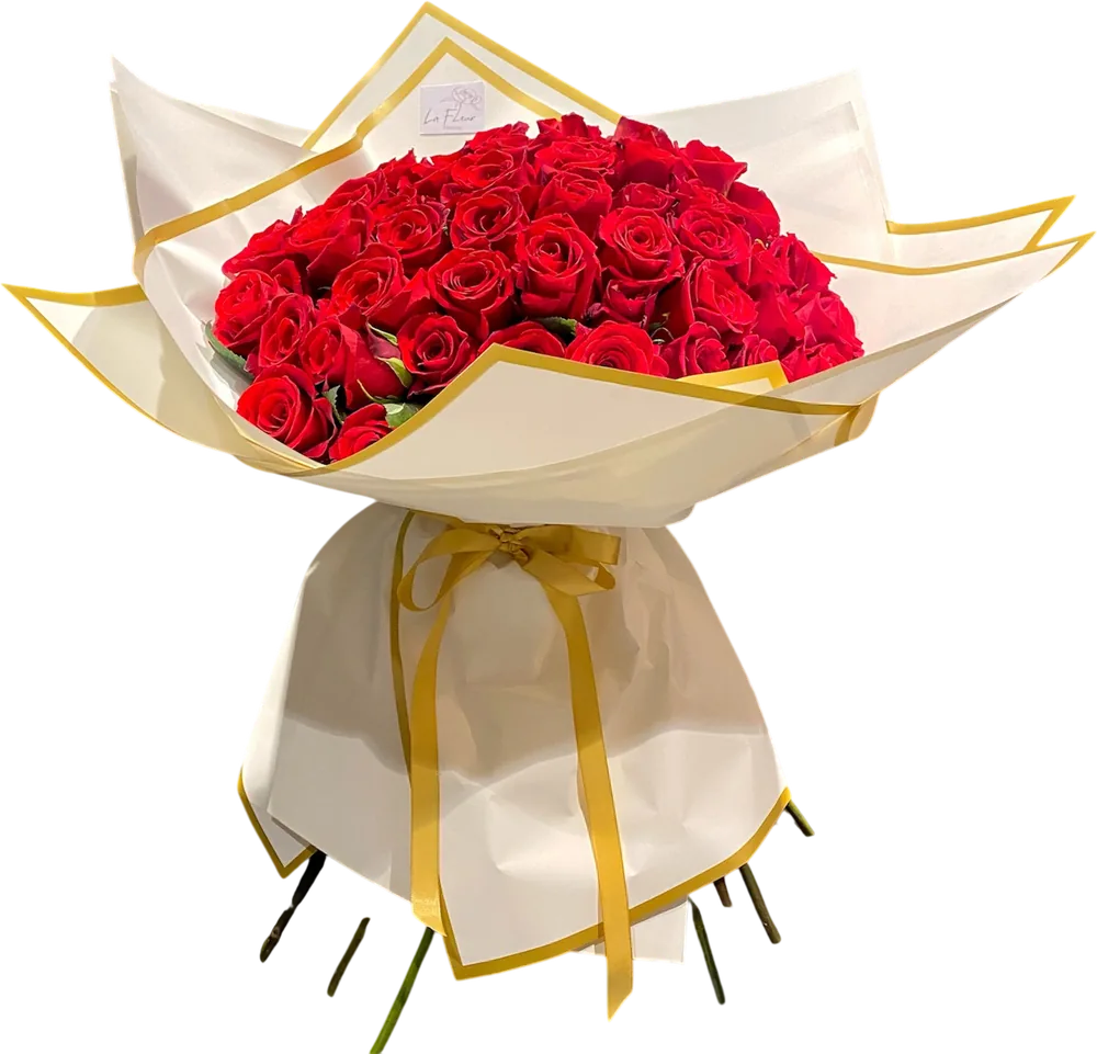 Ramo de rosas rojas envuelto en papel blanco con borde dorado